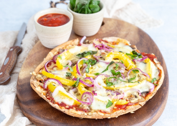 Platbroodpizza met mozzarella en champignons