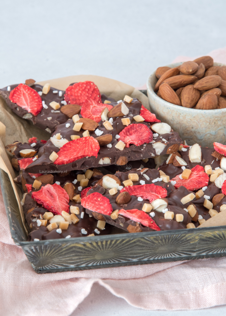 Chocoladeschotsen met amandel en aardbei