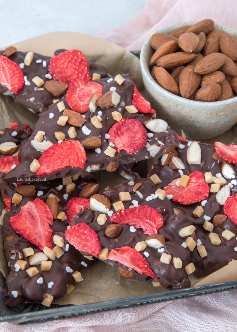 Chocoladeschotsen met amandel en aardbei
