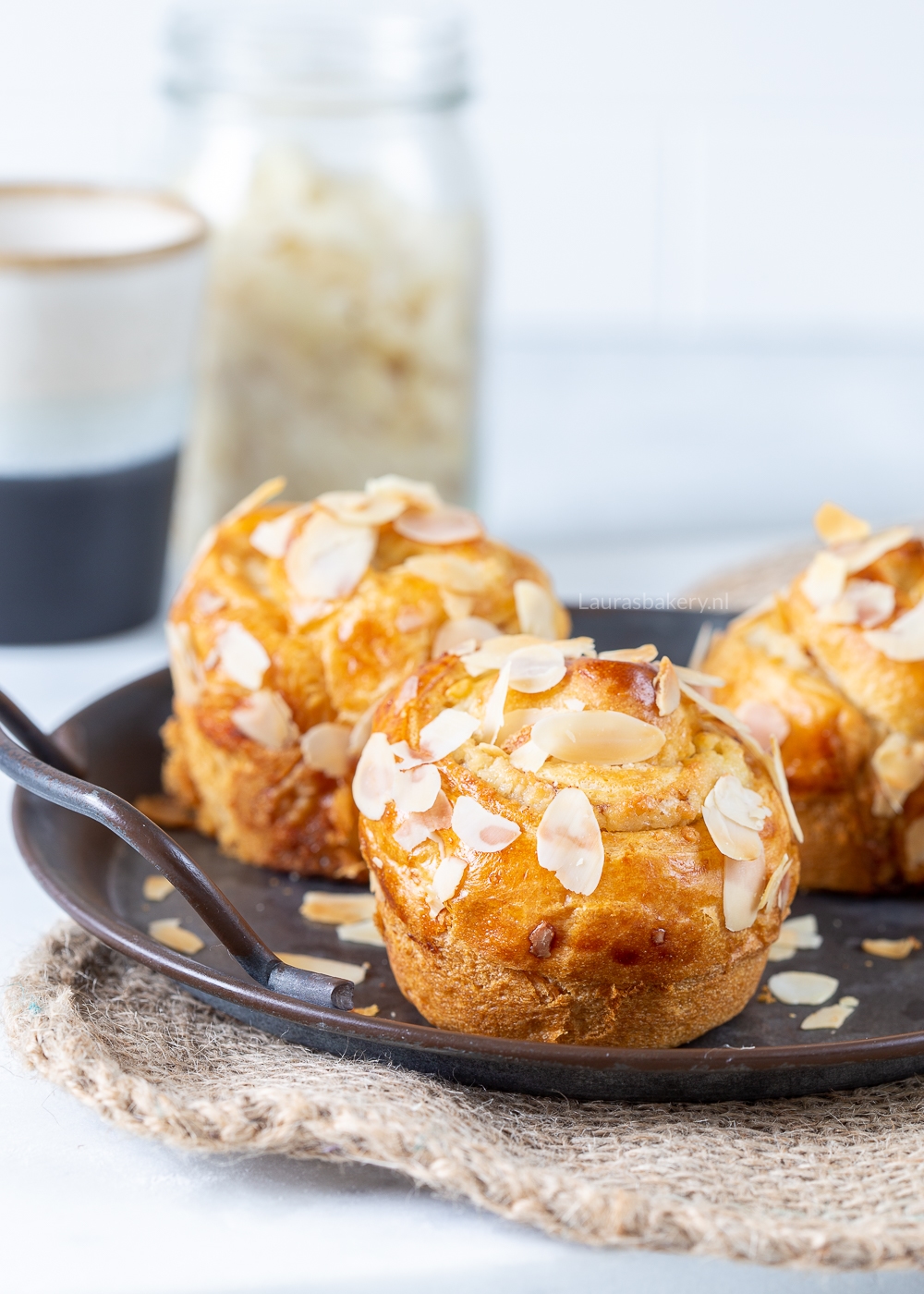 Cruffins met amandelspijs