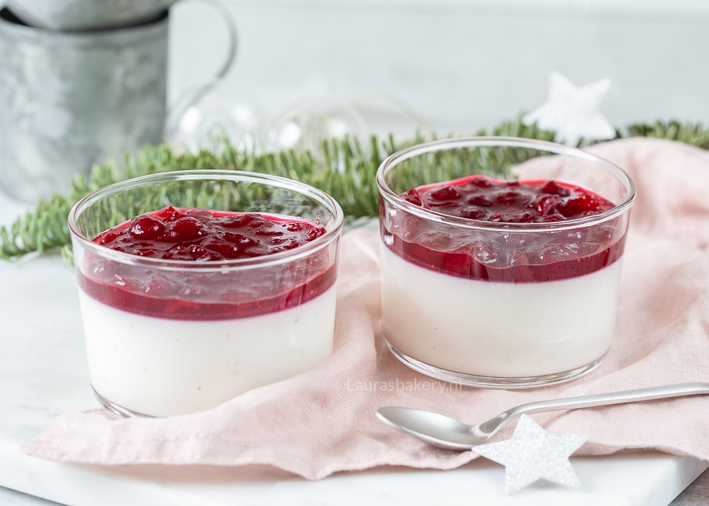 Panna cotta met cranberry compôte