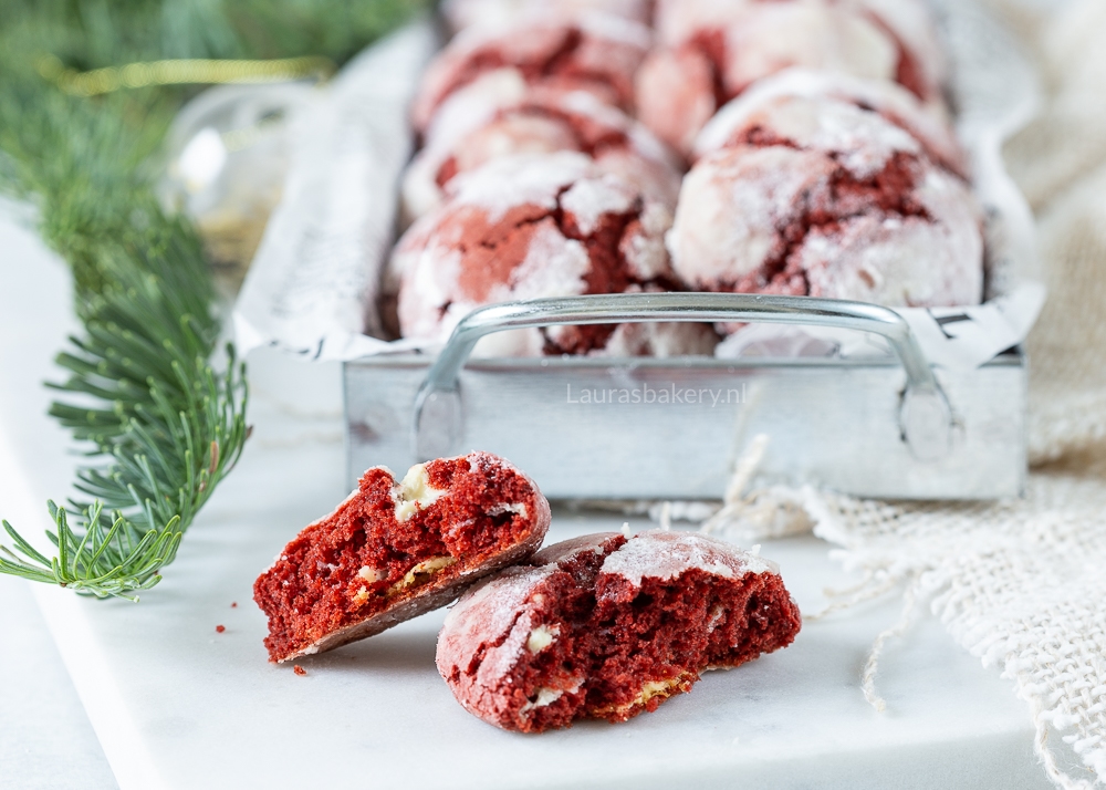 red velvet koekjes (crinkle cookies) met witte chocolade