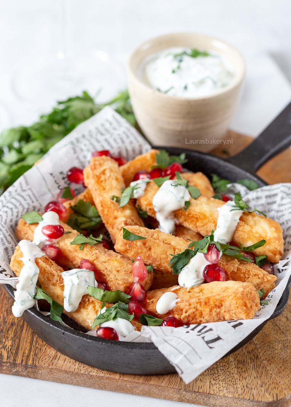 Halloumi frietjes met frisse yoghurt-peterselie dip