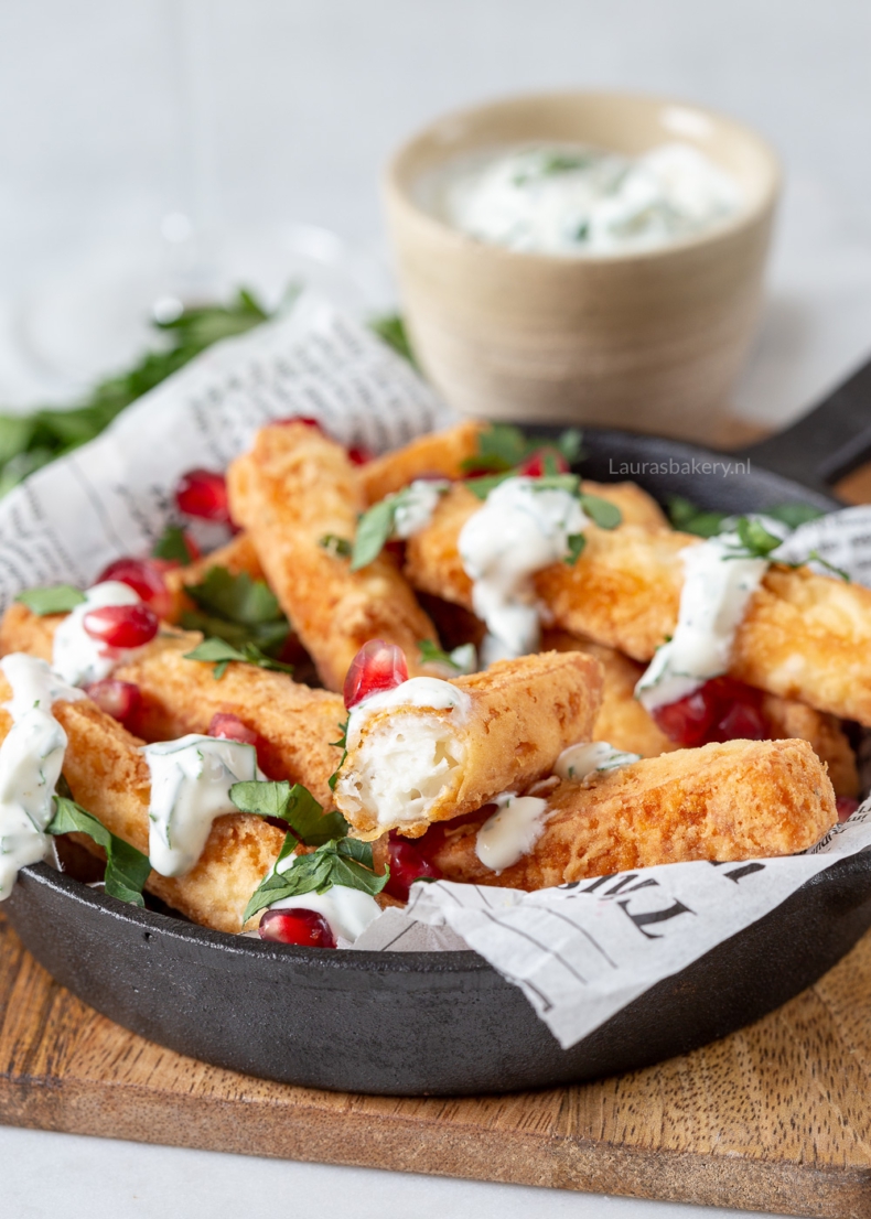 Halloumi frietjes met frisse yoghurt-peterselie dip