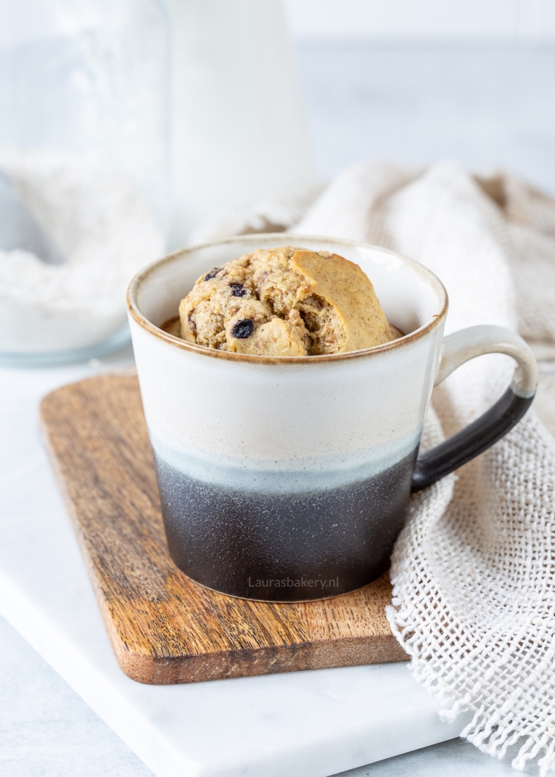 Havermout mug cake met blauwe bessen