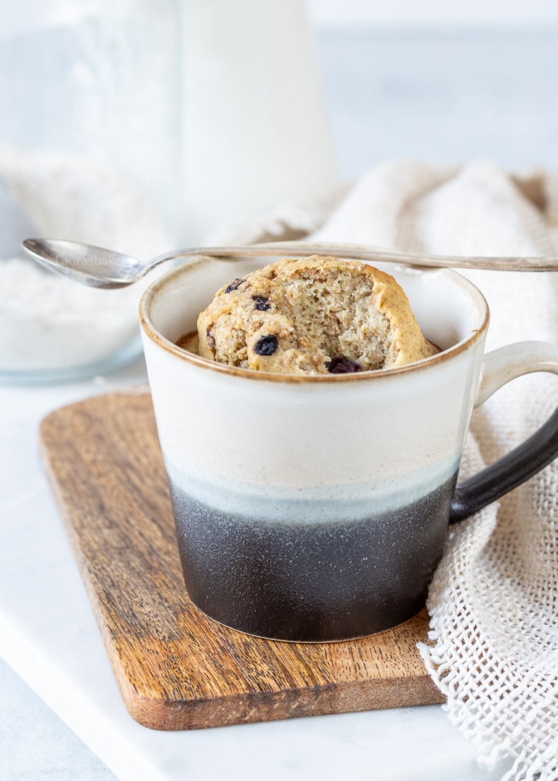 Havermout mug cake met blauwe bessen