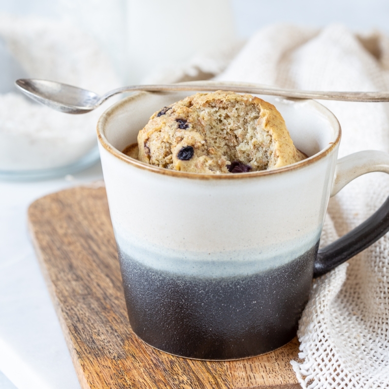 Havermout mug cake met blauwe bessen