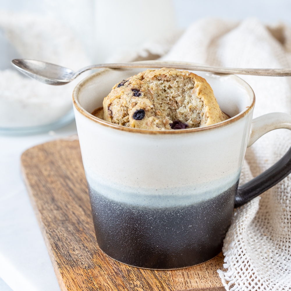 havermout mug cake met blauwe bessen