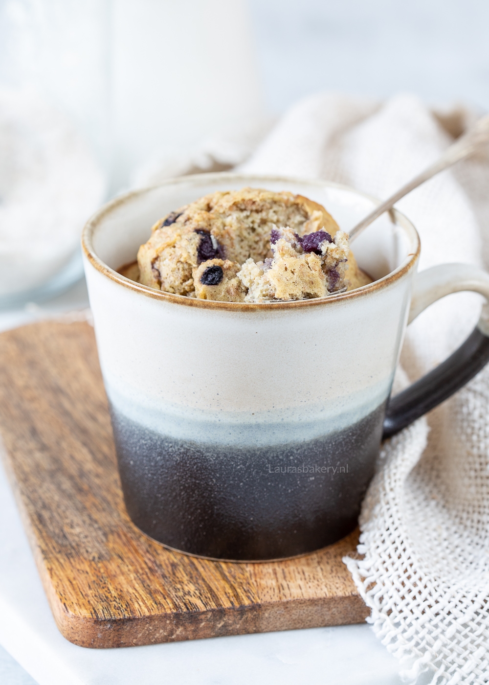 Havermout mug cake met blauwe bessen