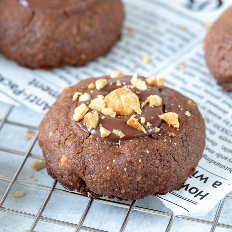 Chocolade-hazelnoot thumbprint cookies