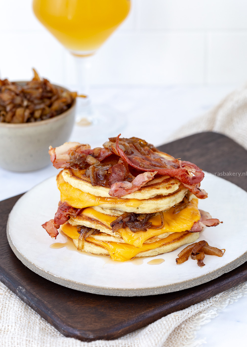 Bacon pancakes met kaas en gekaramelliseerde ui