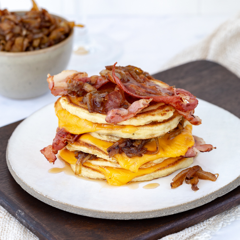 Bacon pancakes met kaas en gekaramelliseerde ui