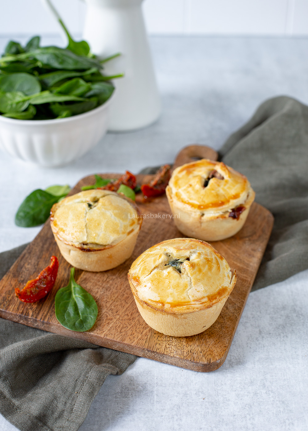 Kleine feta-spinazie quiches met zongedroogde tomaten (kleine vegetarische pies) (2)