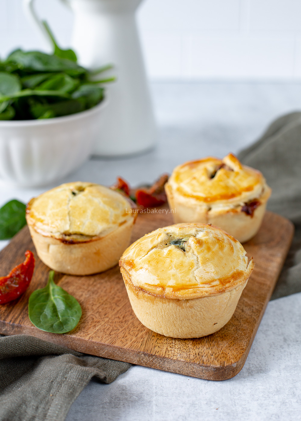 Kleine vegetarische English pies (feta-spinazie quiches)