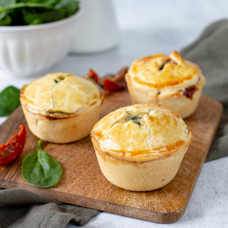 Kleine vegetarische English pies (feta-spinazie quiches)