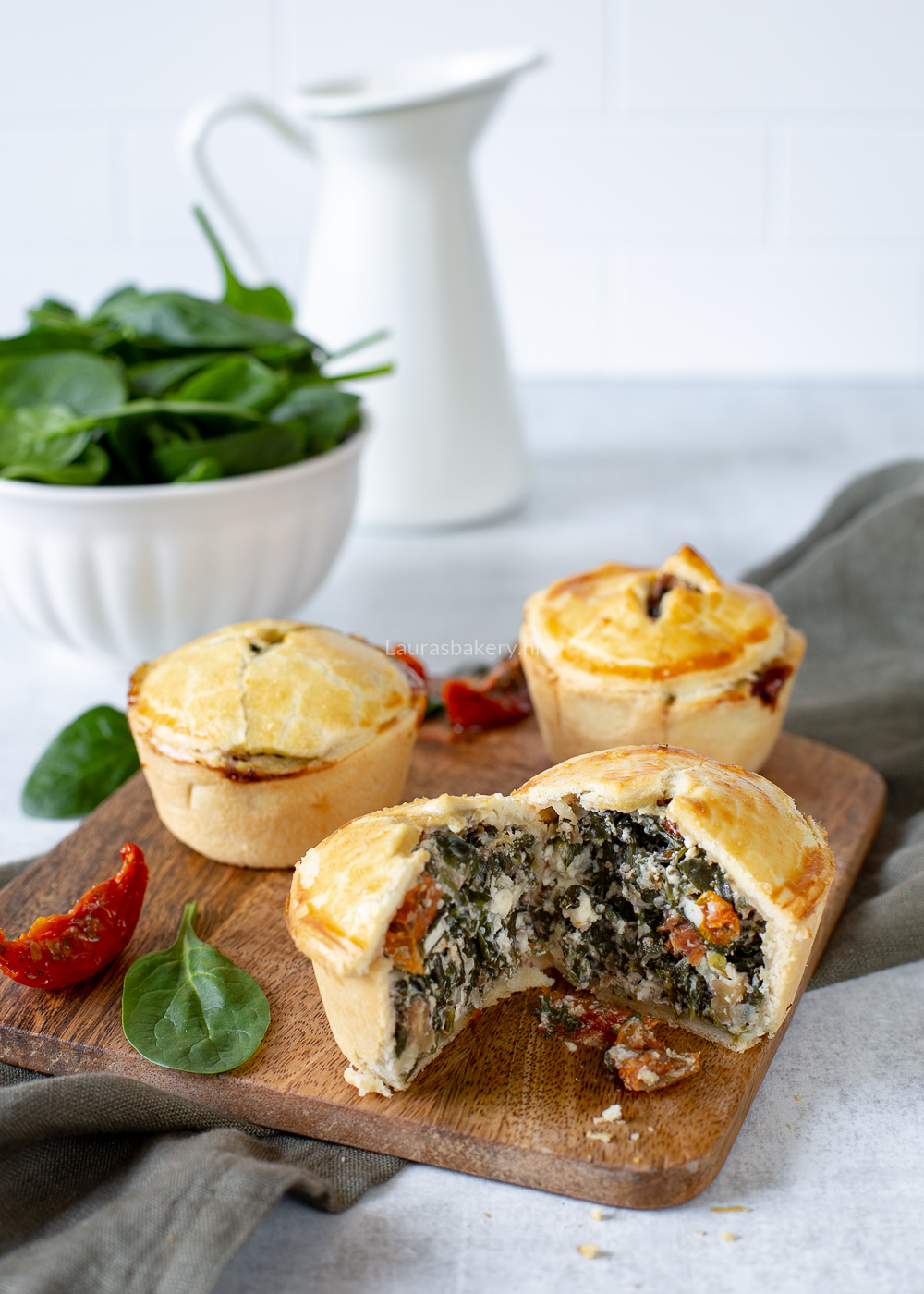 Kleine feta-spinazie quiches met zongedroogde tomaten (kleine vegetarische pies)