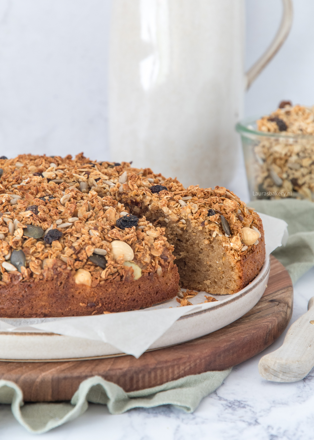 Yoghurtcake met koffiesmaak en granola topping