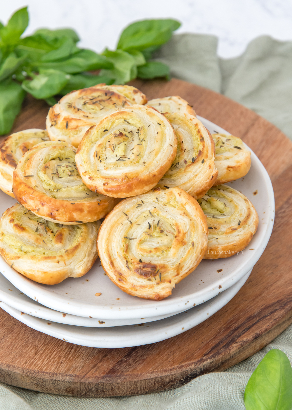 Bladerdeeg spiralen met roomkaas en pesto