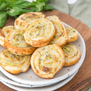 Bladerdeeg spiralen met roomkaas en pesto