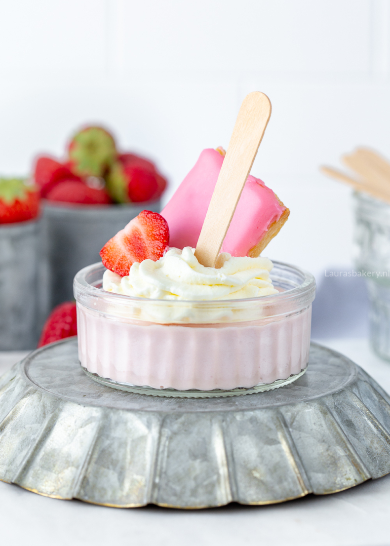 Cheesecake toetje met aardbeien