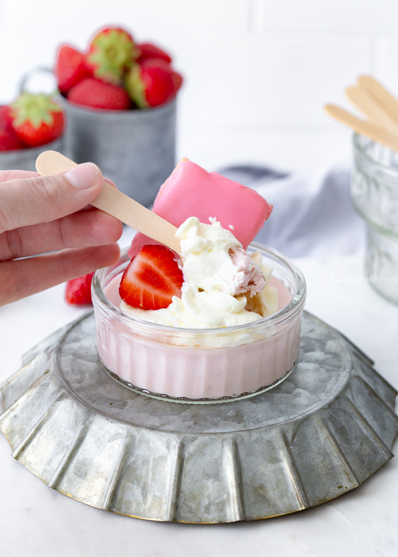 Simpel toetje met aardbeien