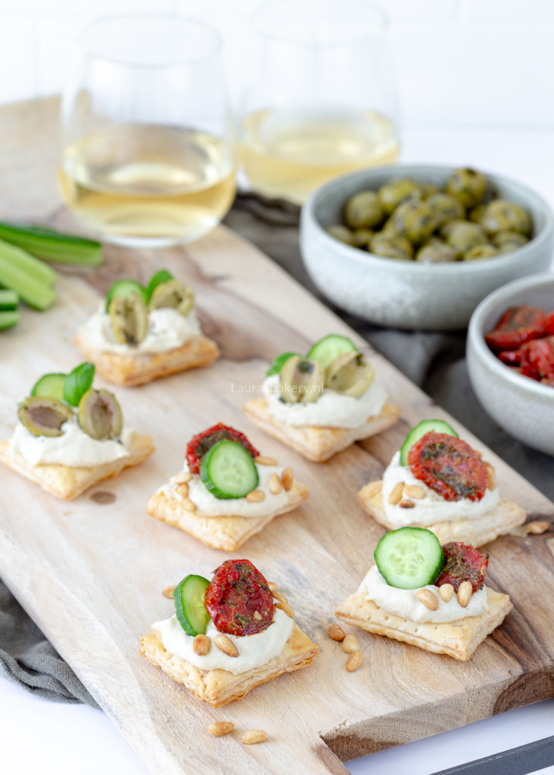 Vegetarische bladerdeeghapjes met hummus (1)