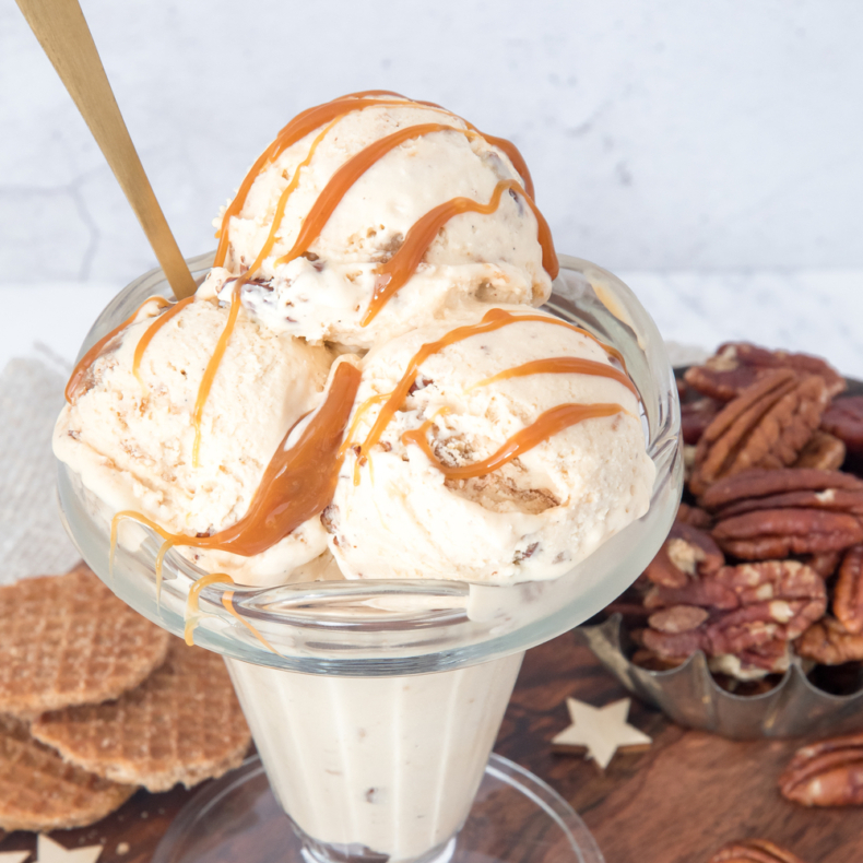 Karamel roomijs met stroopwafel en pecannoten