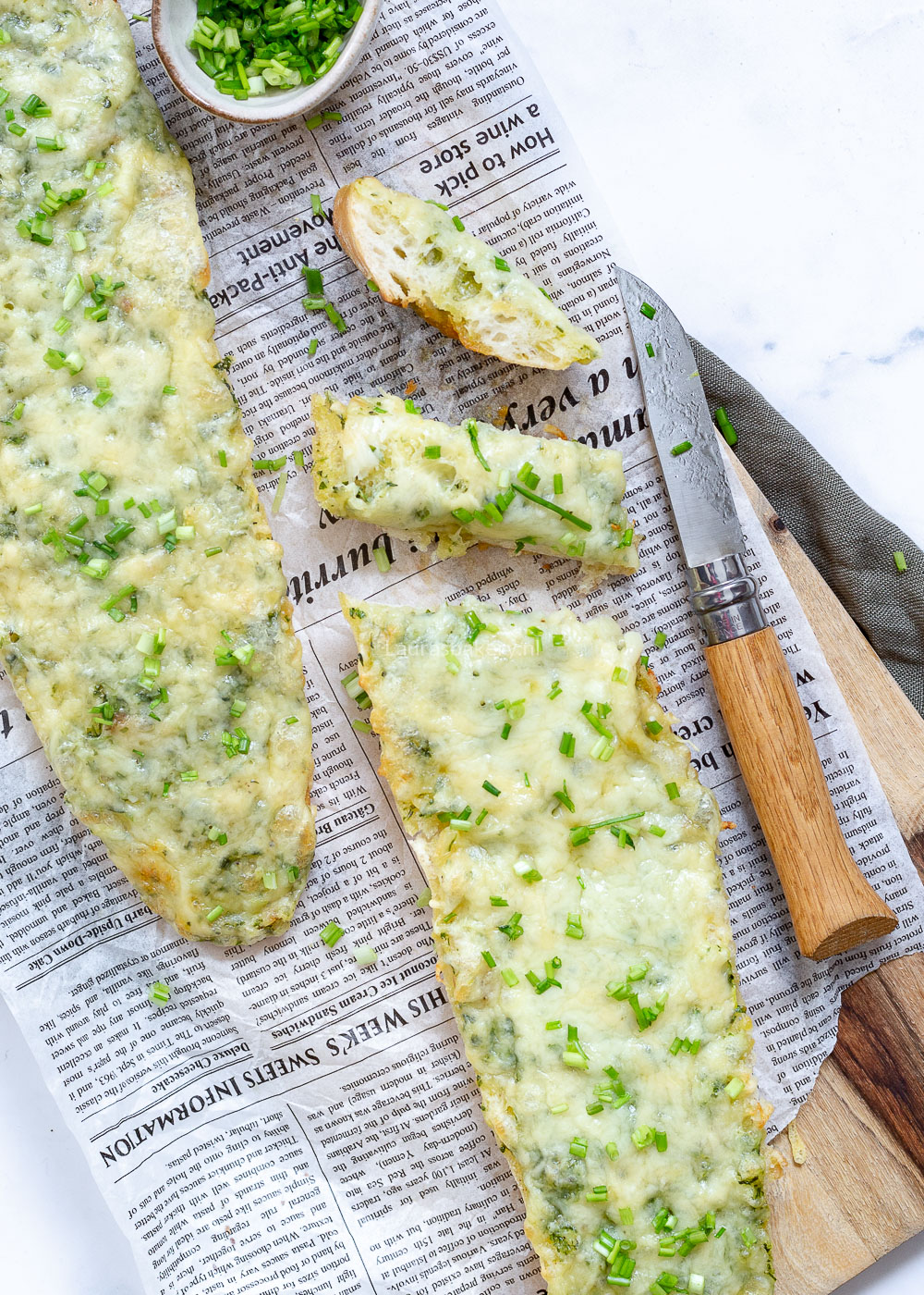 Knoflookbrood met kaas en verse kruiden