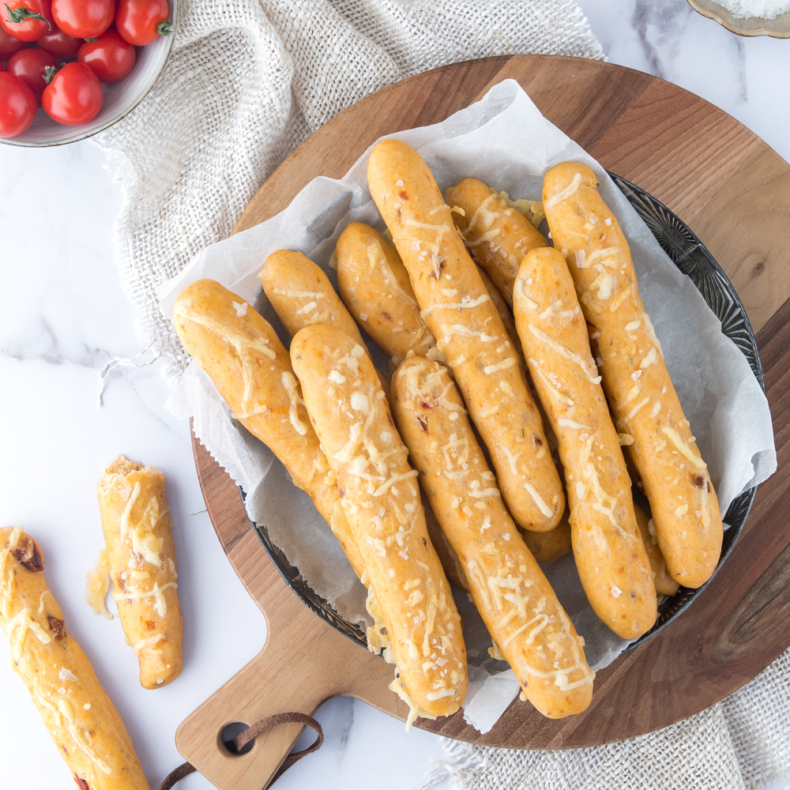 Broodstengels met kaas en tomaat