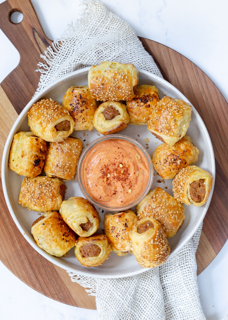 Pittig bladerdeeghapje met gehakt en sriracha mayonaise (1)