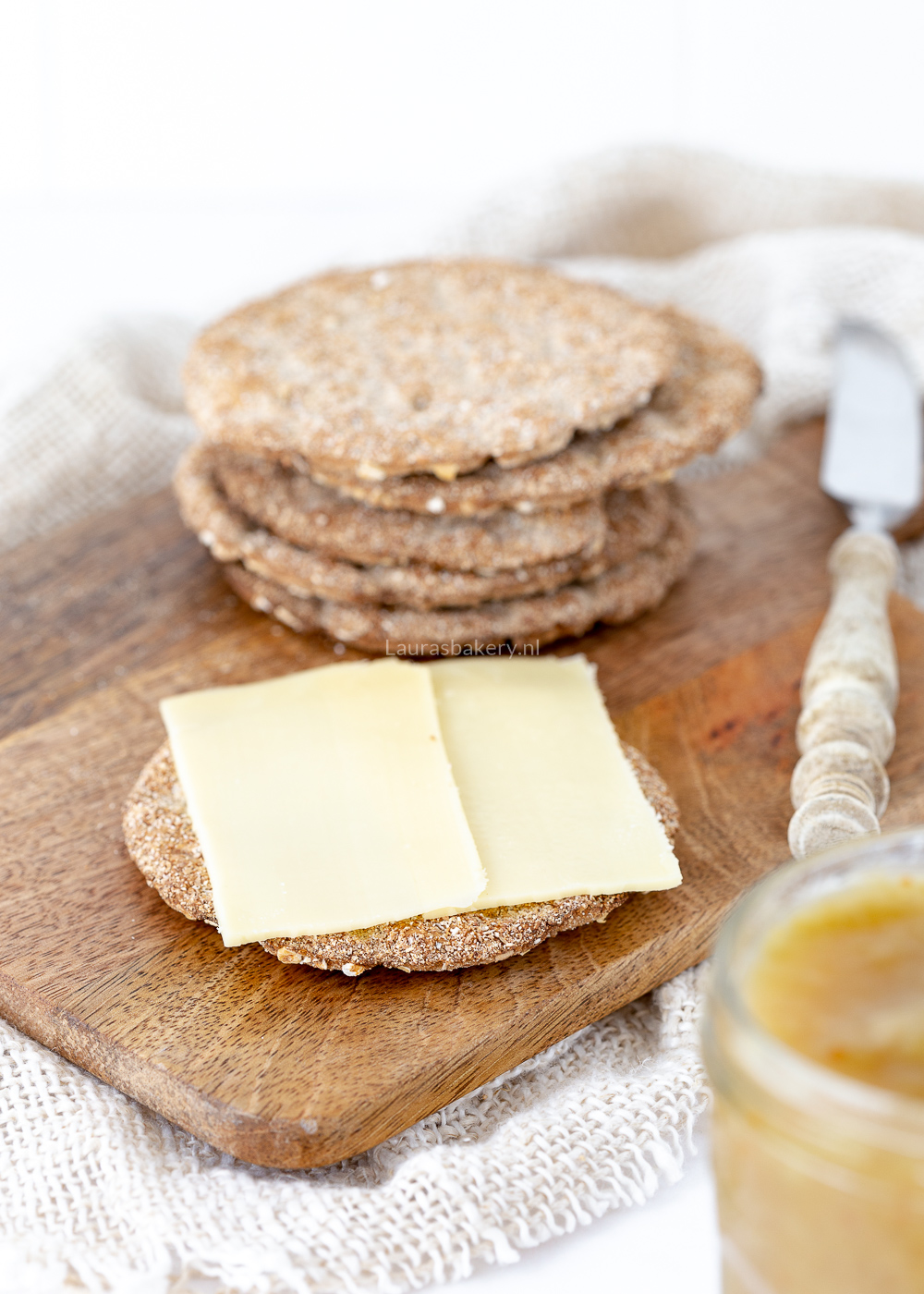 Rabarberjam op een cracker met kaas