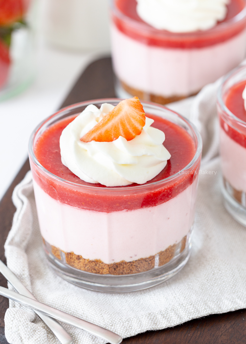 Toetje met aardbeien (kwarktaart in glaasje) (1)