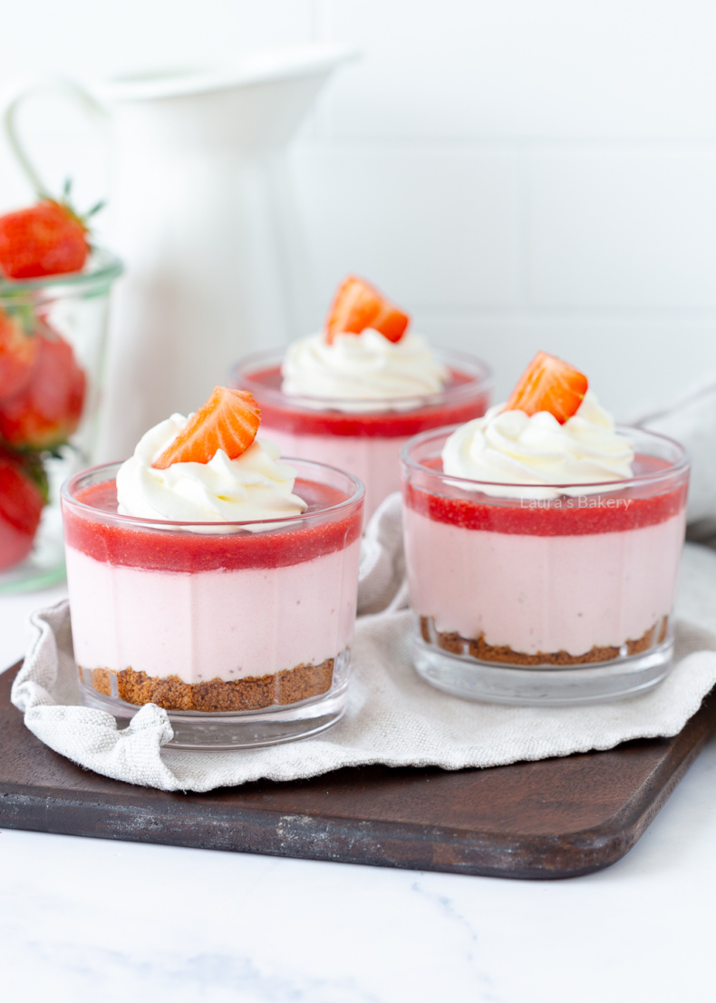 Toetje met aardbeien (kwarktaart in glaasje) (2)