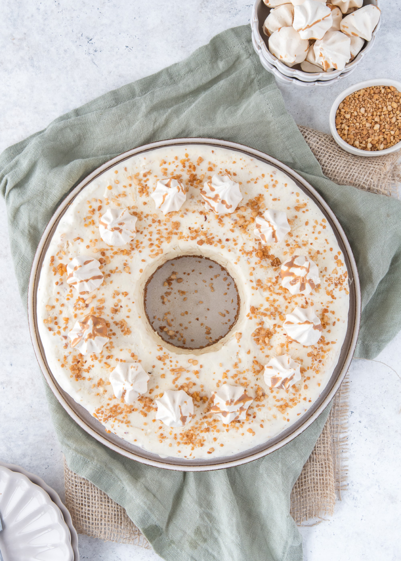 Nougatine ijstaart met schuimpjes WM-1