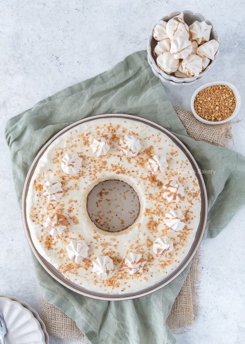 Nougatine ijstaart met schuimpjes WM-2