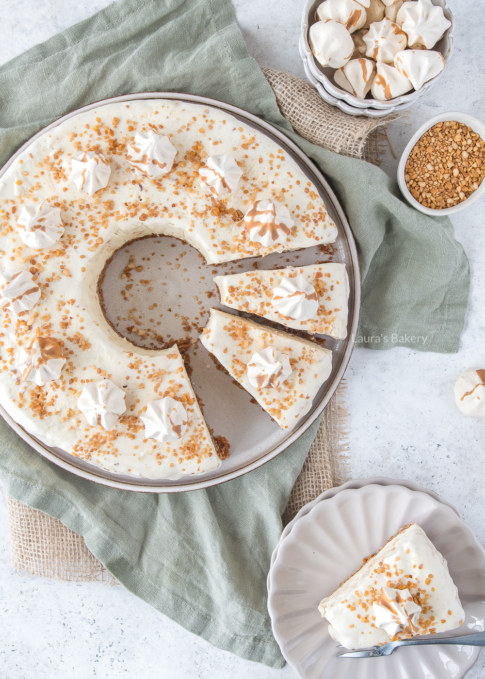 Nougatine ijstaart met schuimpjes