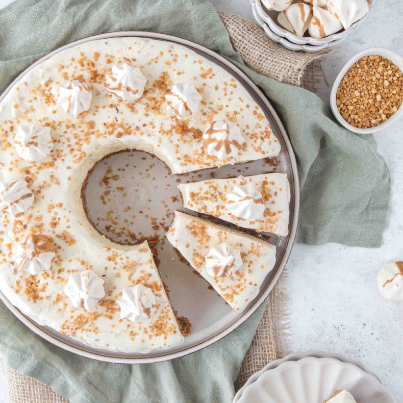 Nougatine ijstaart met schuimpjes