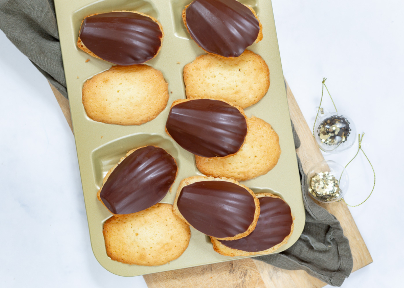 Madeleines met chocolade maken