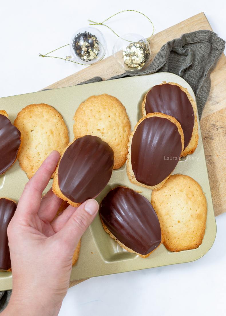 In chocolade gedipte madeleines