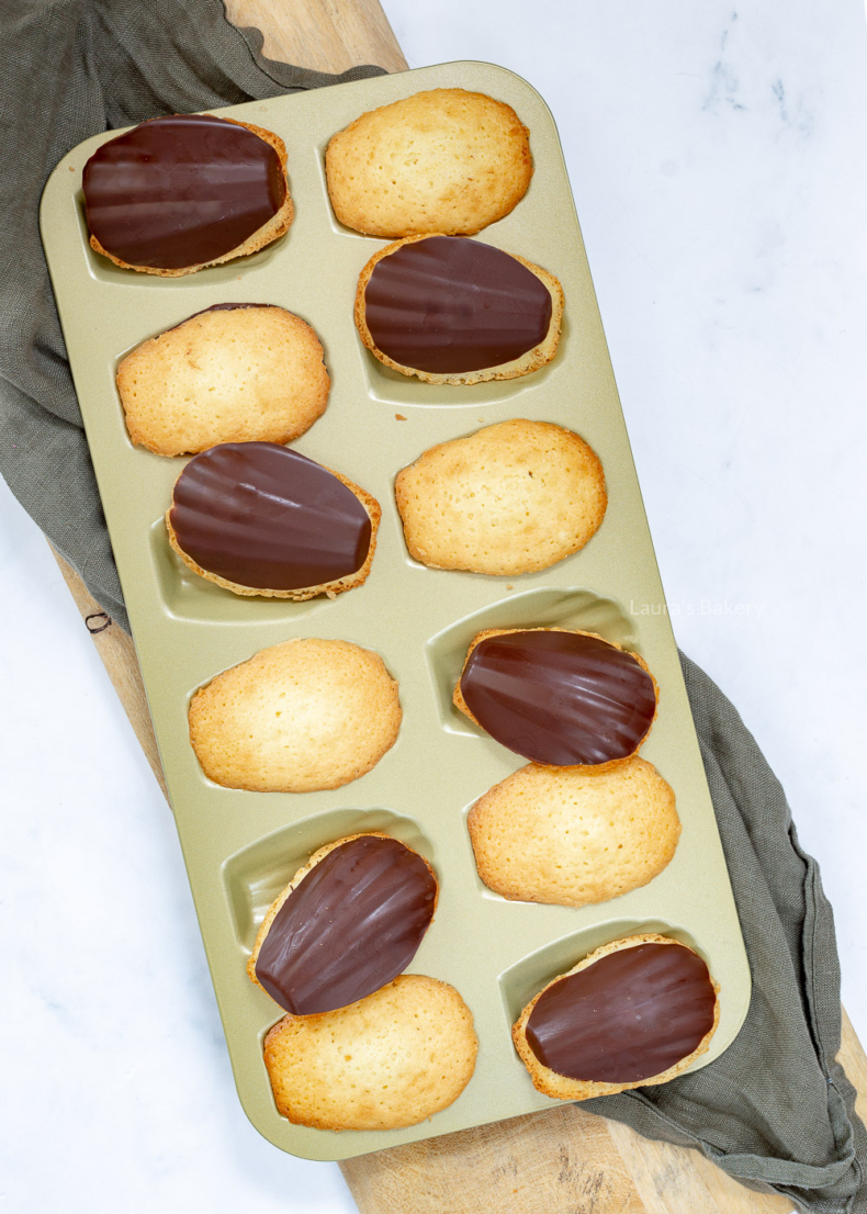 Madeleines met een laagje chocolade