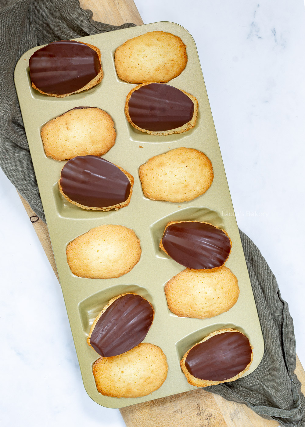 Madeleines met een laagje chocolade