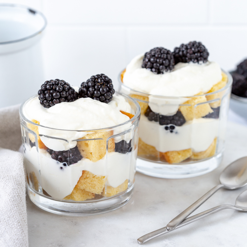 Trifle toetje met bramen