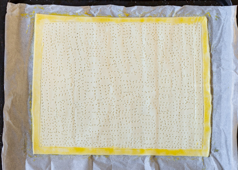 Bladerdeeg plaattaart met pruimen