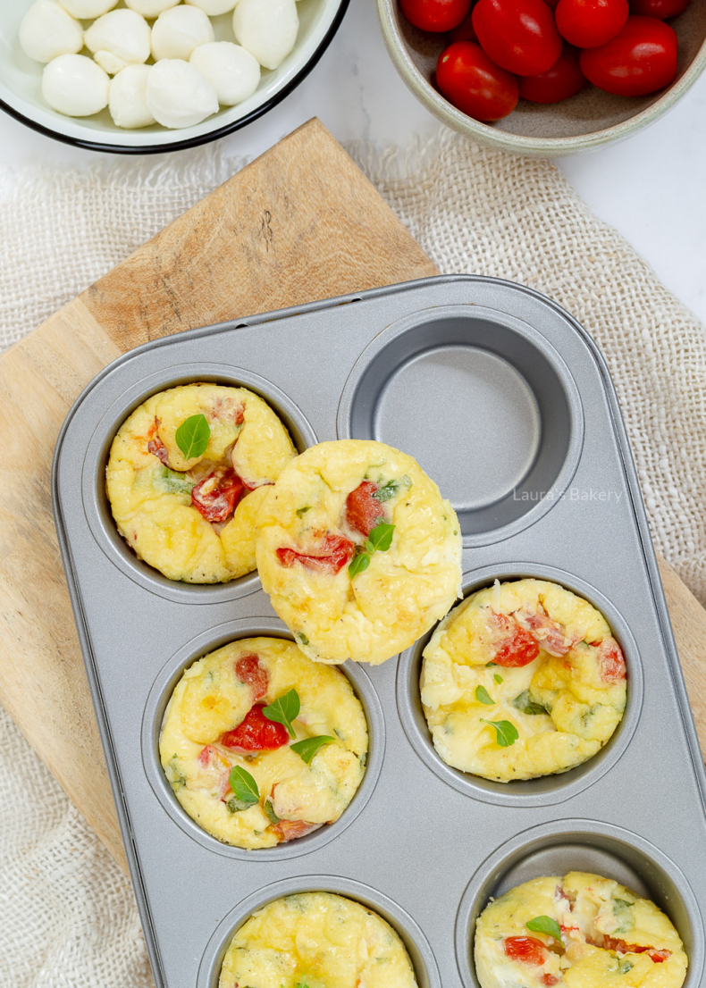 Vegetarische ei muffins caprese