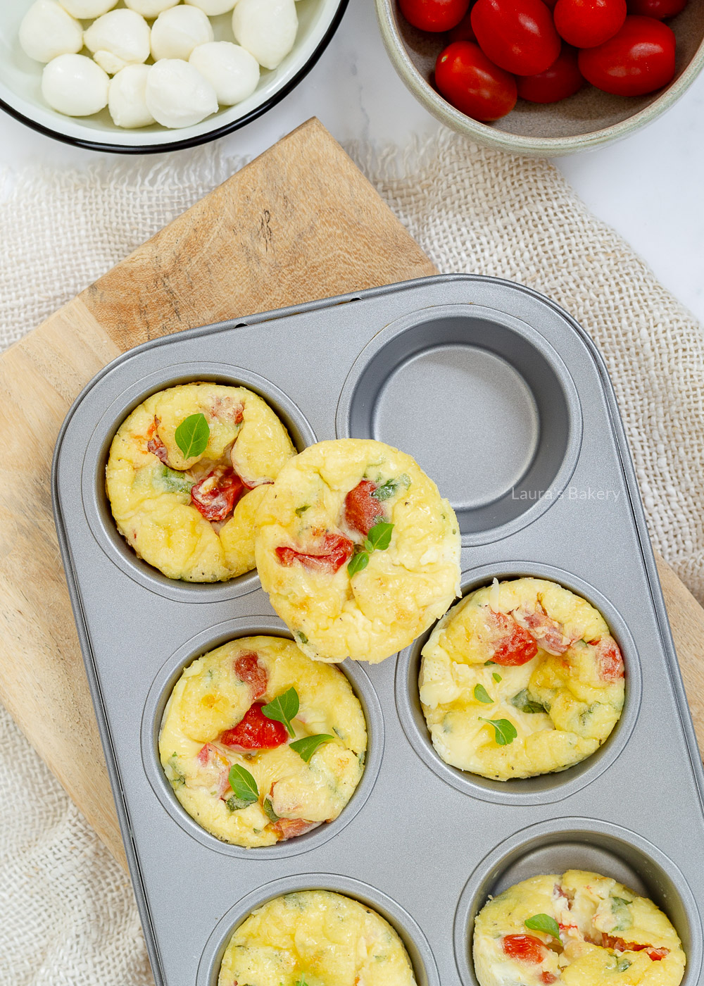 Vegetarische ei muffins caprese