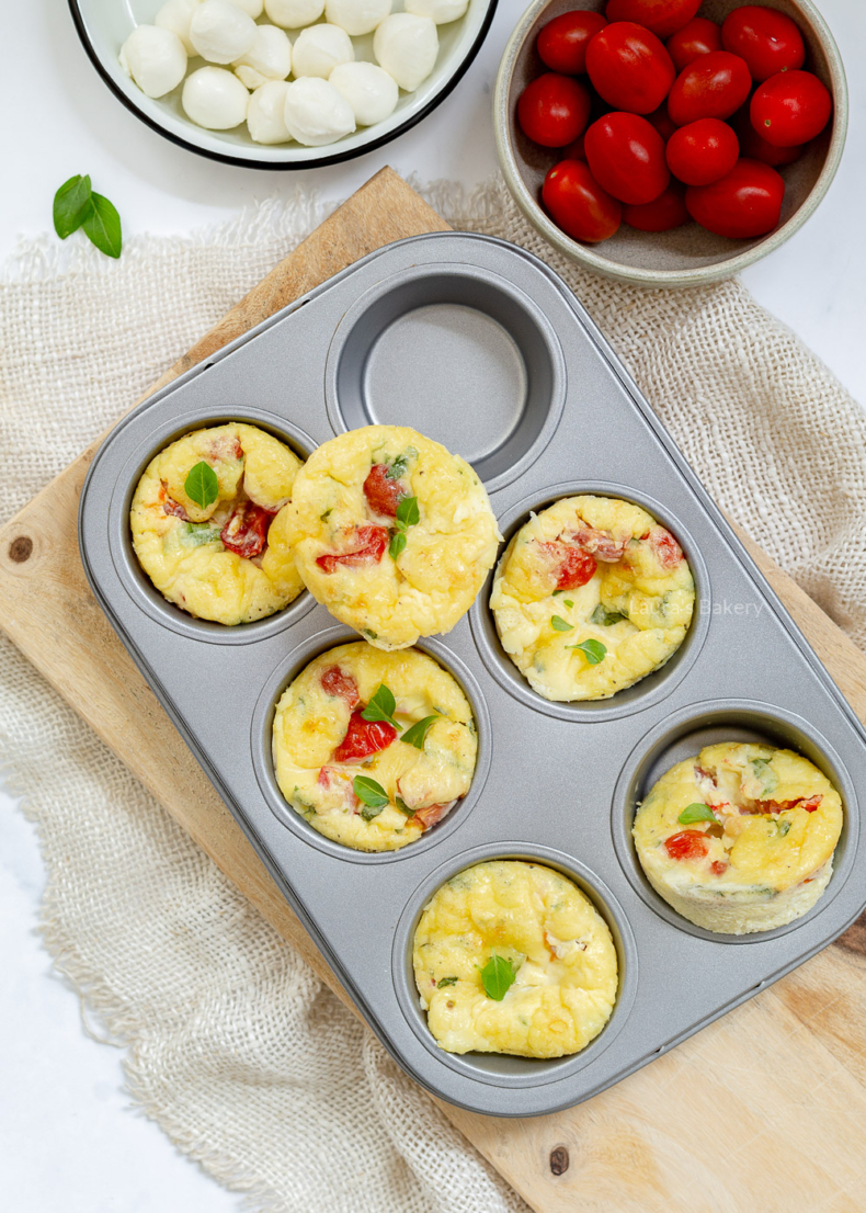 Ei muffins caprese