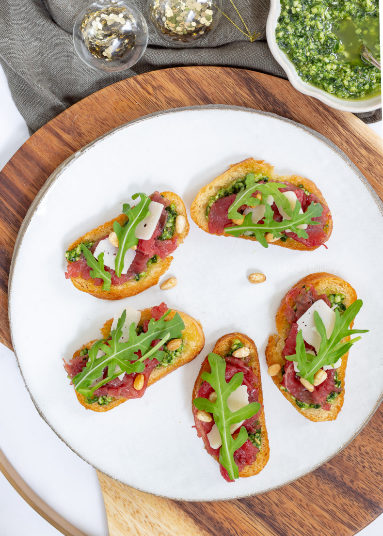 Carpaccio crostini borrelhapje
