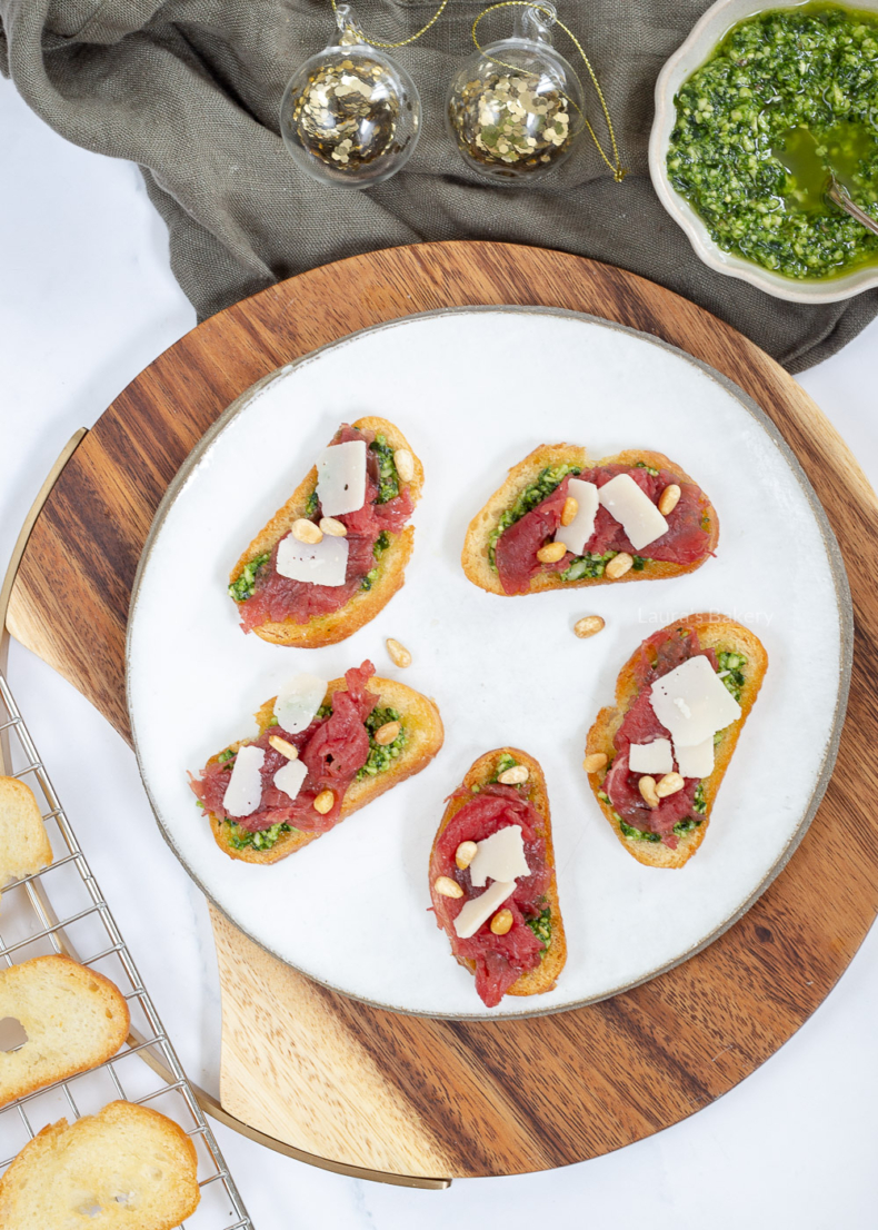 crostini met carpaccio