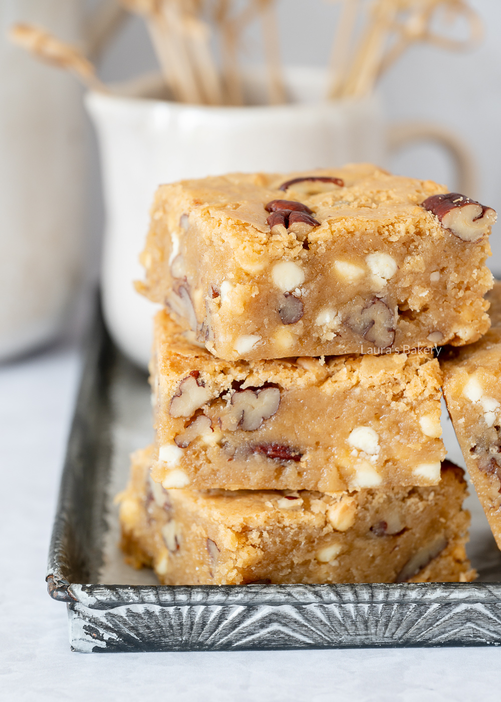 Witte chocolade pecan blondies uit Het Complete Basisbakboek