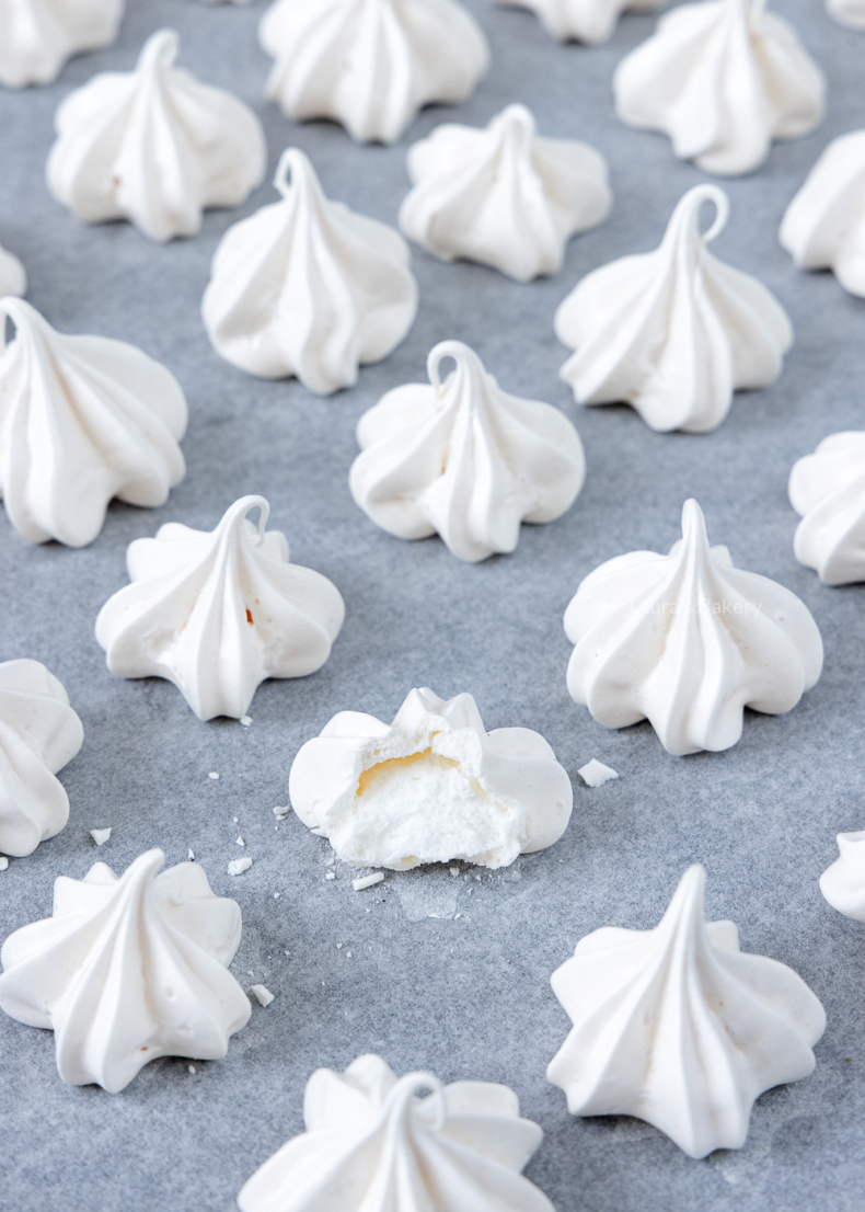 Gebakken Zwitserse meringue schuimpjes
